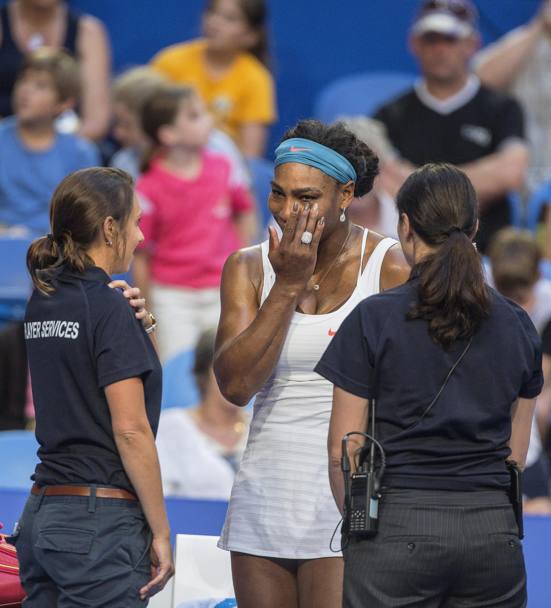 La reazione di Serena prima di uscire dal campo. (Epa)